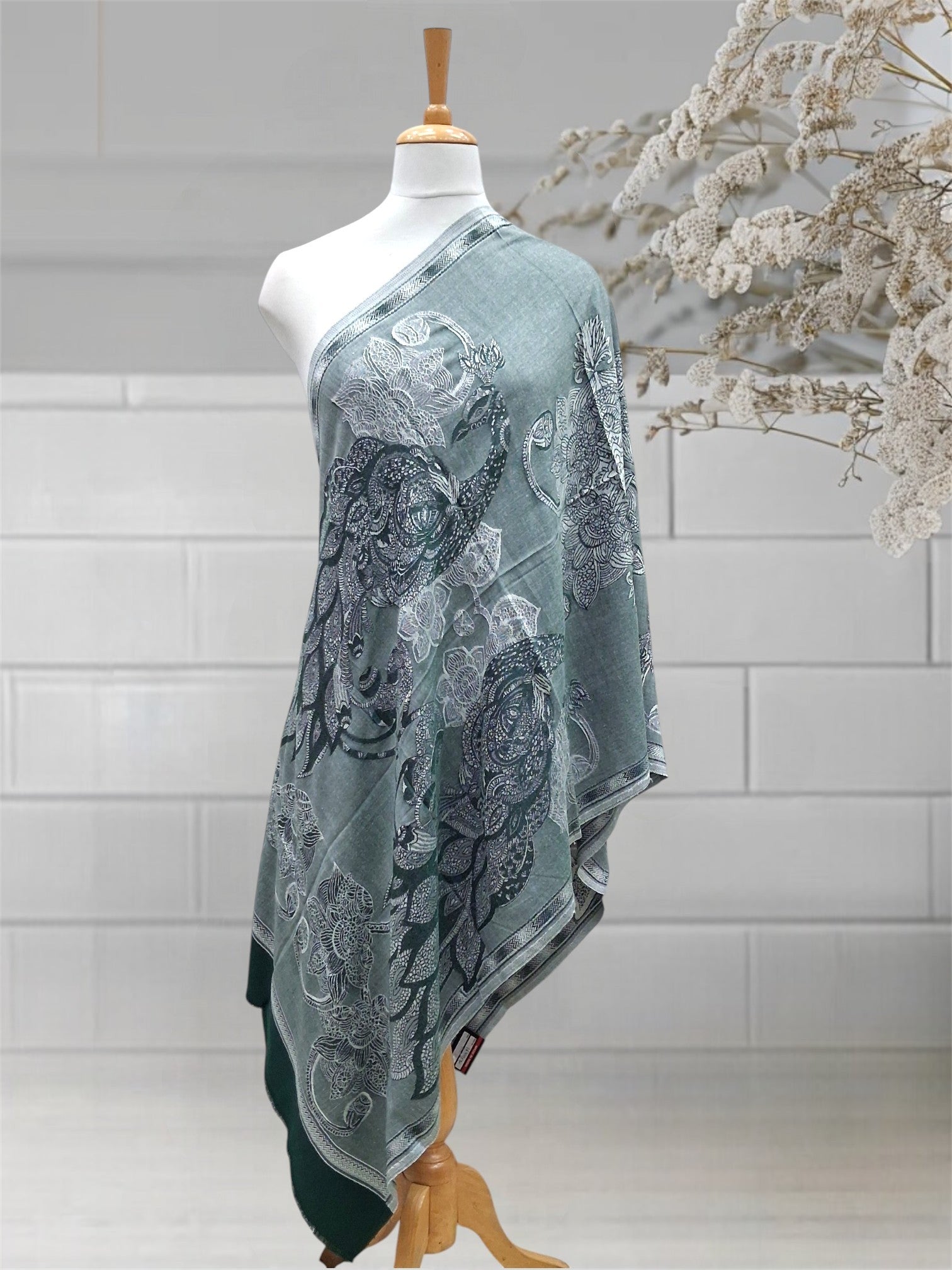 WOMEN'S WOOLEN STOLE
