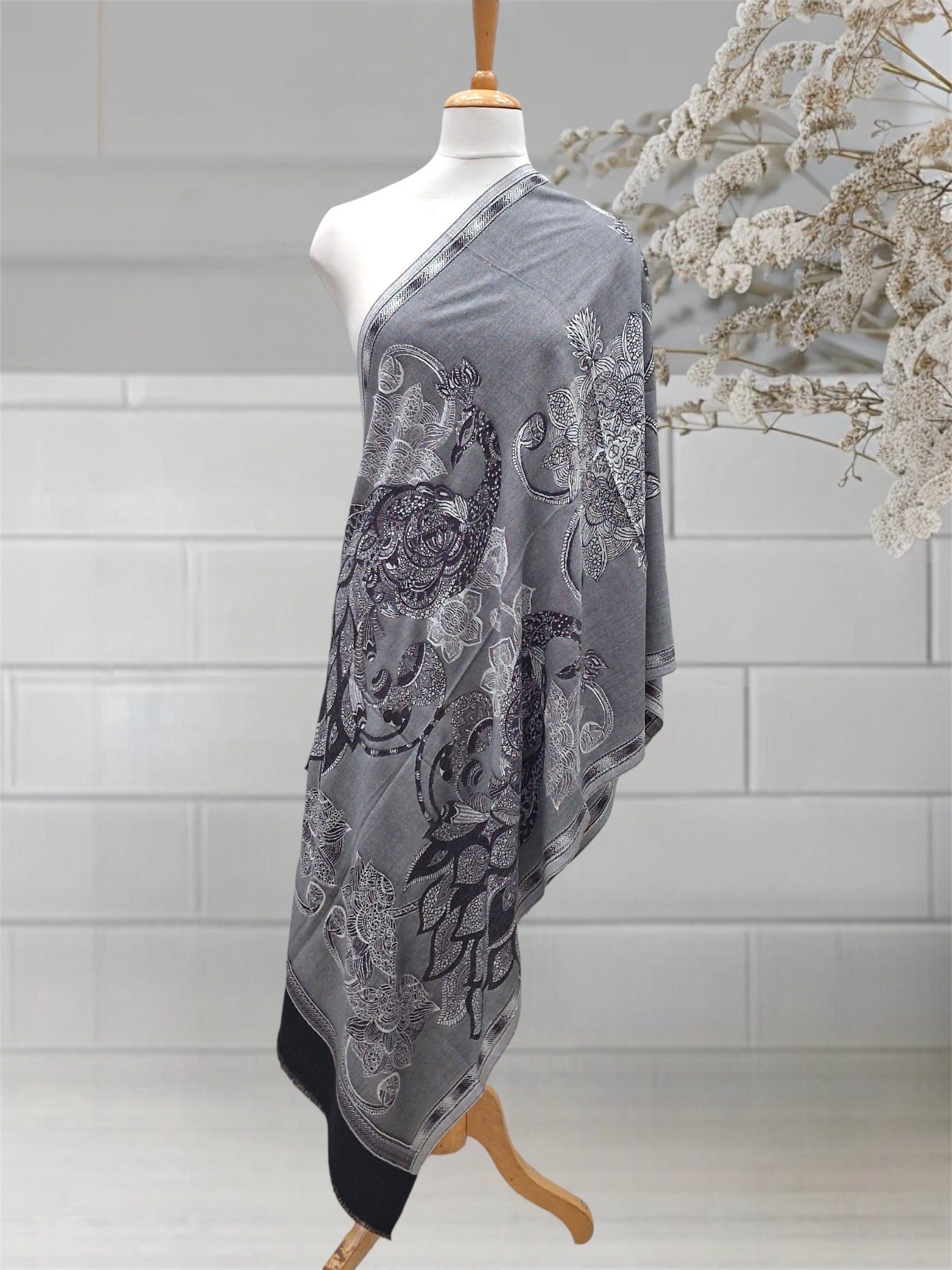WOMEN'S WOOLEN STOLE