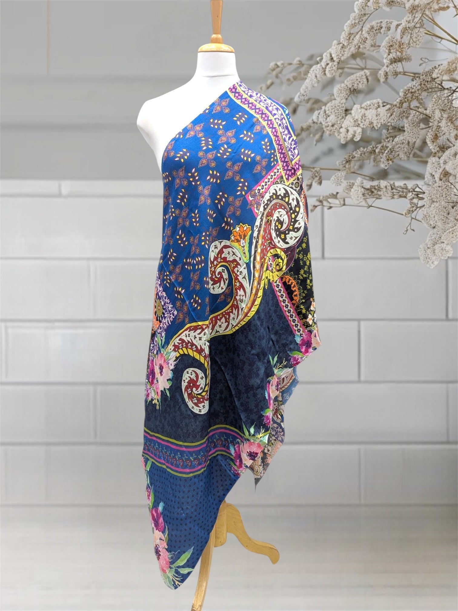 WOMEN'S WOOLEN STOLE