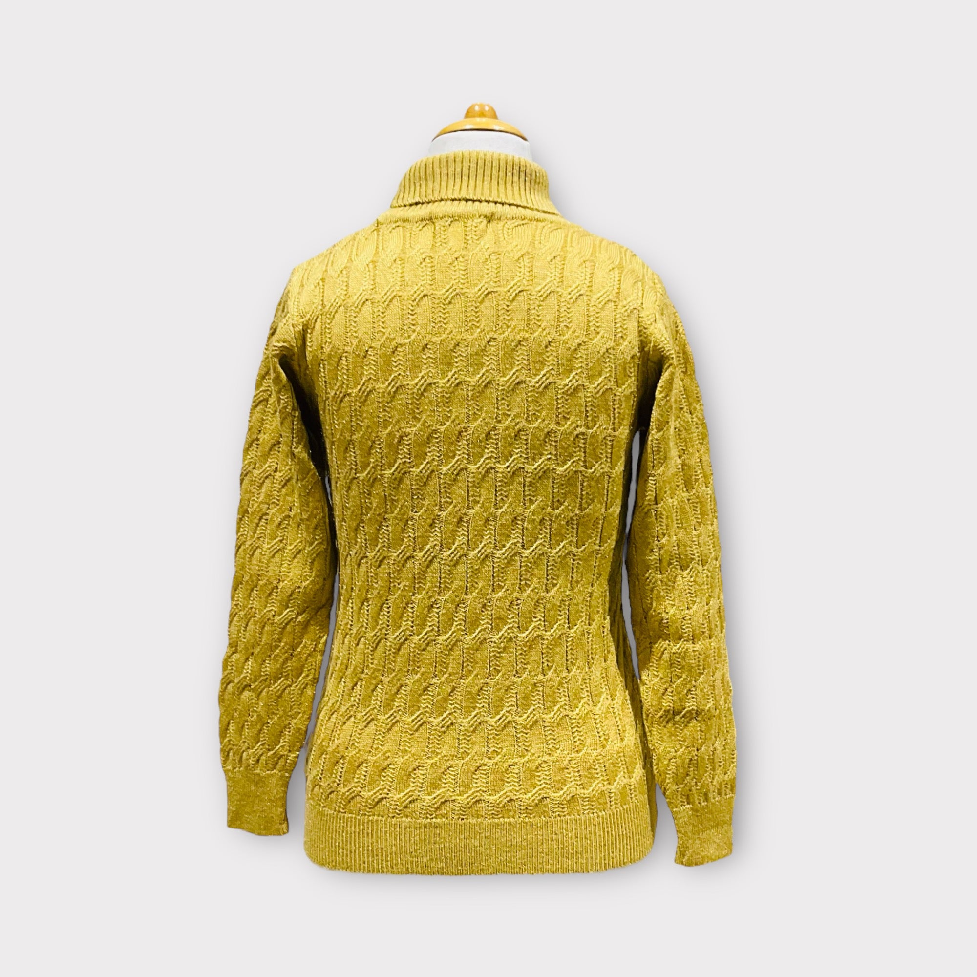 WOMEN ROUND NECK SWEATER